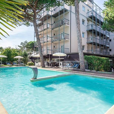 Hotel Martini Lignano Sabbiadoro Exteriör bild