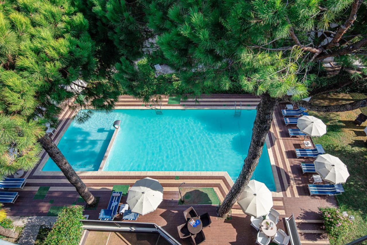Hotel Martini Lignano Sabbiadoro Exteriör bild