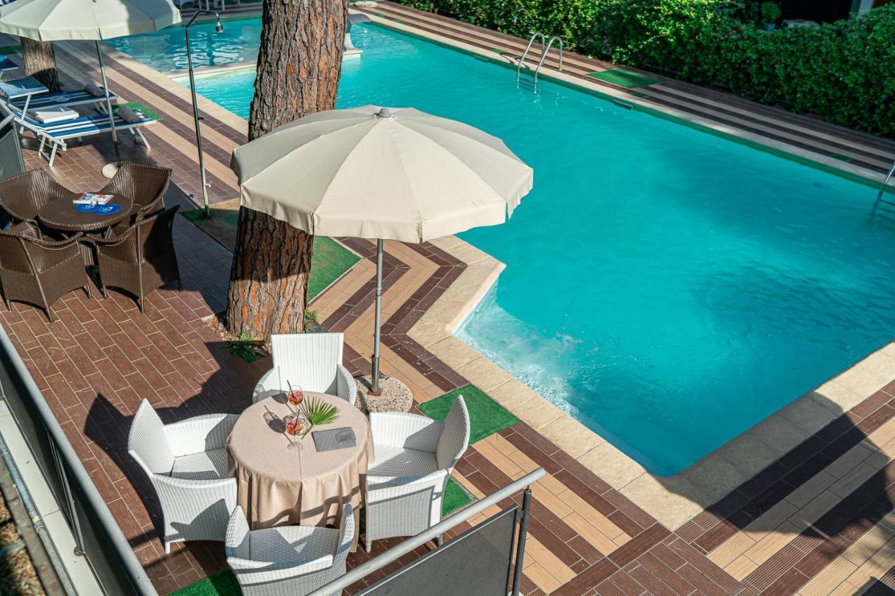 Hotel Martini Lignano Sabbiadoro Exteriör bild
